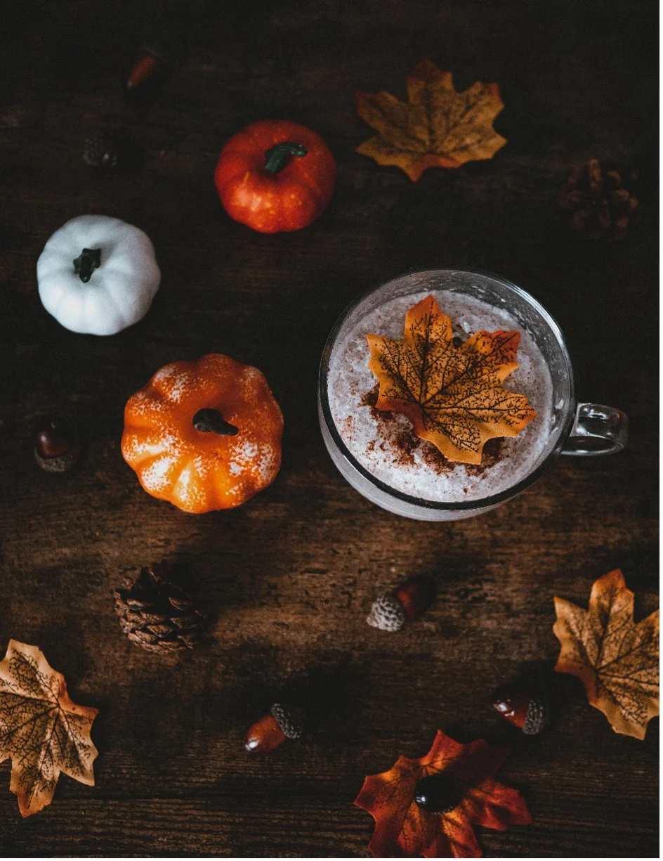 Sonbahar Menüsü: Evde Yapabileceğiniz Baharatlı Latte Tarifleri (Pumpkin Spice, Tarçın & Zencefil)